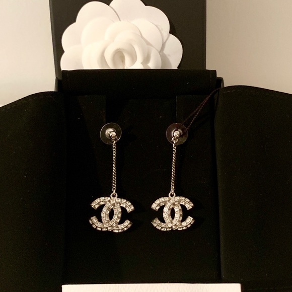 CHANEL Jewelry - 🌷 Chanel Silver Crystal Cc Earrings 🌷